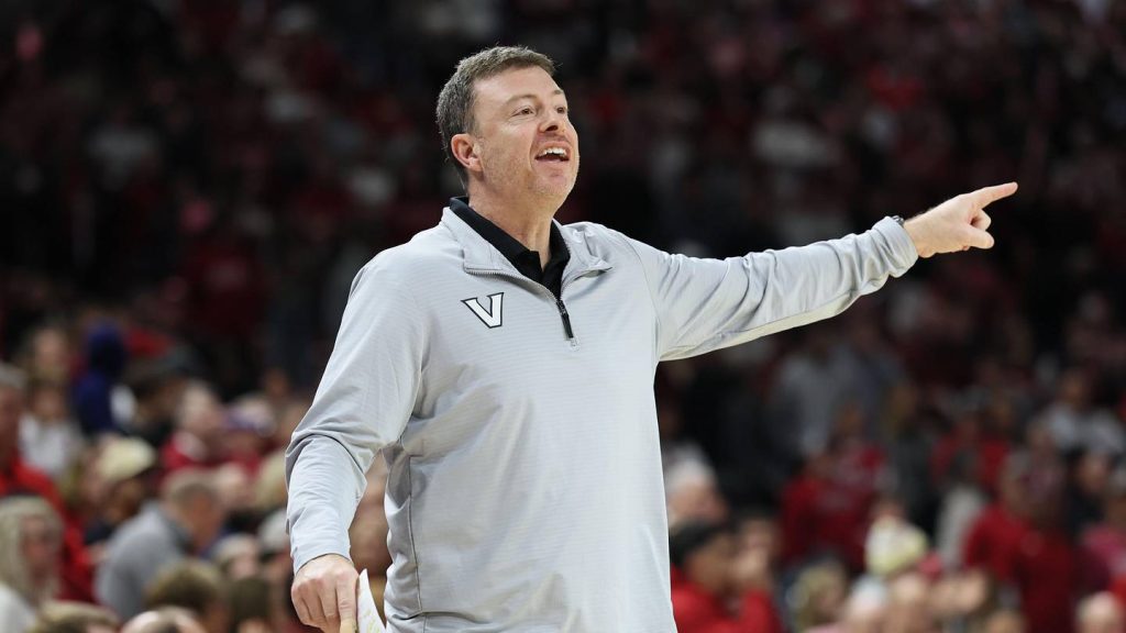 Vanderbilt Basketball Coach Mark Byington Wins Award For Efforts to Spread Cancer Awareness – Sports Illustrated