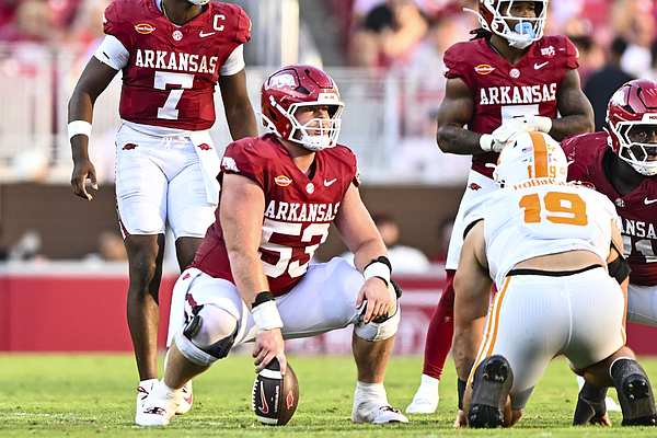 Arkansas football center Kash Courtney earns SEC weekly honor after Vanderbilt win – Whole Hog Sports